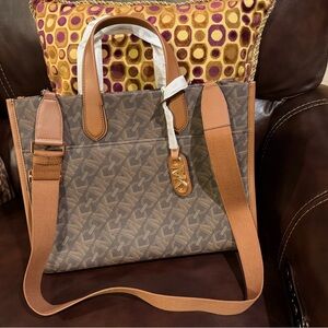 MK Tote NWT 15 X 12in 2 pockets, zip compartment, matching glasses case & wallet